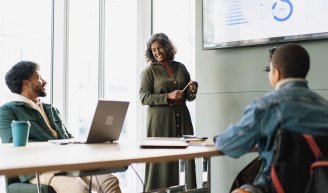 Employeur présentant les avantages fiscaux d’une mutuelle d’entreprise à ses collaborateurs. 