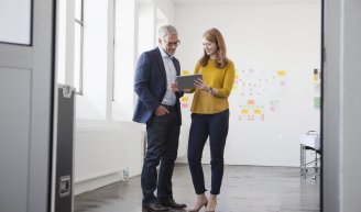 Dirigeant expliquant à une collaboratrice l’impact de la loi ANI sur la mutuelle d’entreprise