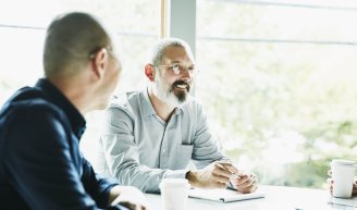 Salarié en fin de contrat conservant ses garanties de santé grâce à la portabilité de la mutuelle d’entreprise. 