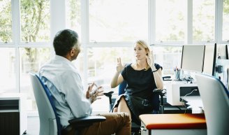 Employeur présentant à une collaboratrice la prévoyance collective. 