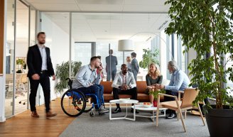 Réunion en entreprise illustrant une démarche d'inclusion et de diversité au travail