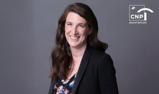 Stéphanie Cariou-Hellec, directrice générale CNP Retraite échangeant avec ses salariés sur un dispositif d'épargne salariale et retraite