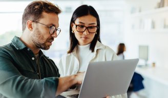 Responsable RH consultant un dossier salarié pour gérer un arrêt maladie et la portabilité des garanties santé et prévoyance.