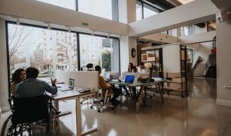 Équipe de salariés dans des bureaux d'entreprise, illustrant la valeur d'un contrat collectif santé et prévoyance pour les TPE et PME.