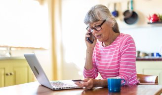 Femme senior consultant ses dépenses de santé après 65 ans