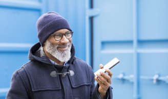 Senior consultant une application de santé numérique sur son smartphone