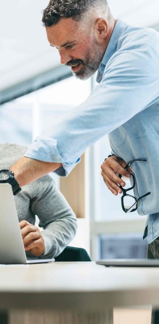 Décideurs RH et salariés en réunion – solutions pour optimiser le pouvoir d’achat