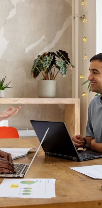 Managers et salariés d’entreprise échangeant sur des solutions pour maîtriser durablement les dépenses de santé 