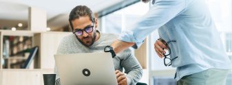 Décideurs RH et salariés en réunion – solutions pour optimiser le pouvoir d’achat