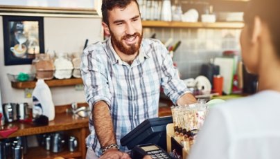 travailleur indépendant qui remplit un devis mutuelle santé
