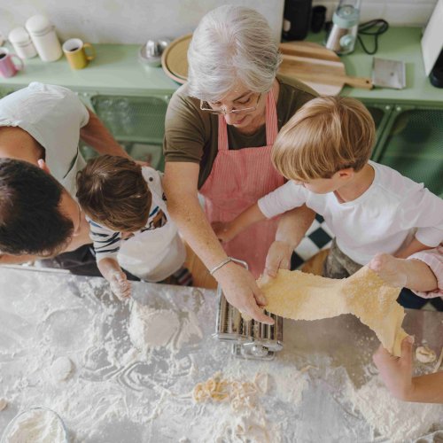 femme senior qui cuisine avec ses enfants