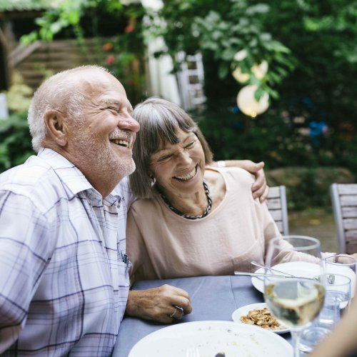 couple senior à la retraite qui pense à sa complémentaire santé