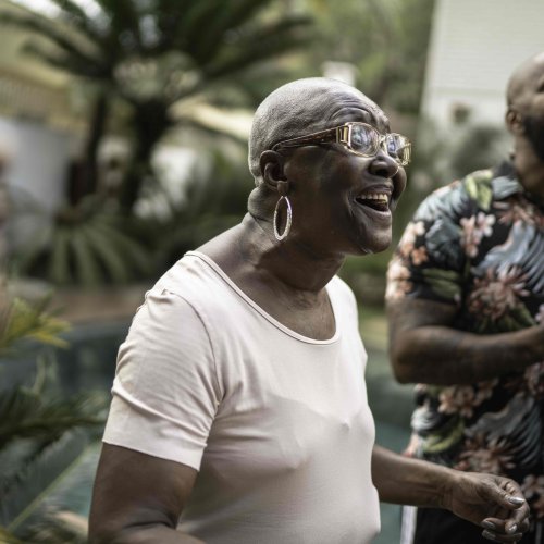 senior qui pense à son assurance santé